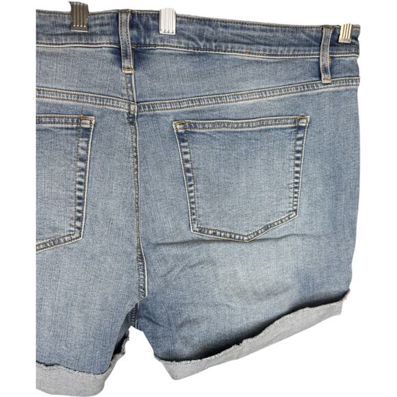 Candace Cameron Bure Denim Jean Shorts 20W Light Wash Rolled Hem Stretch NWT - Picture 7 of 11